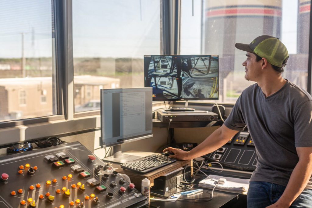 construction worker using Command Alkon technology 