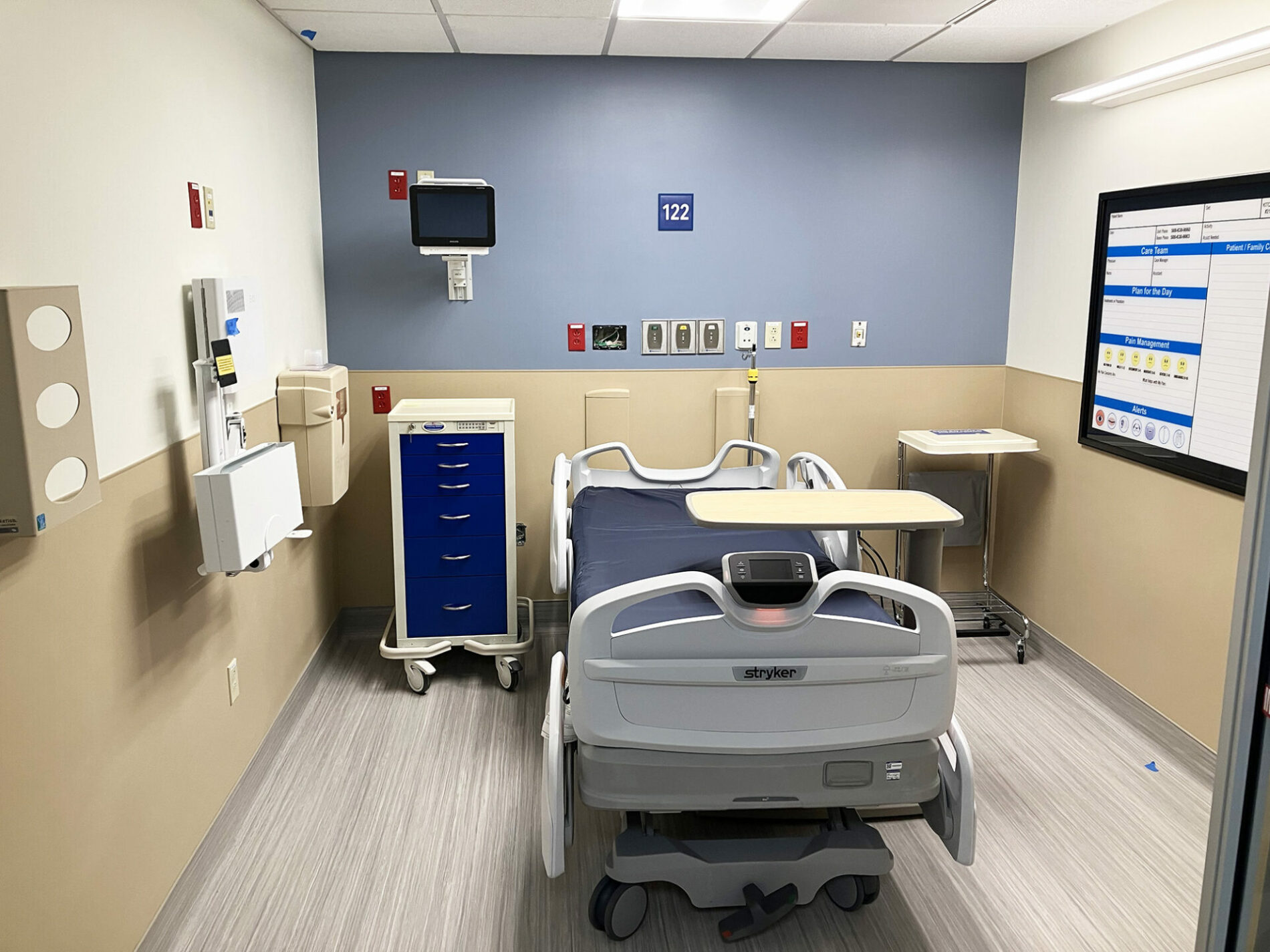 A photo of a emergency patient room.